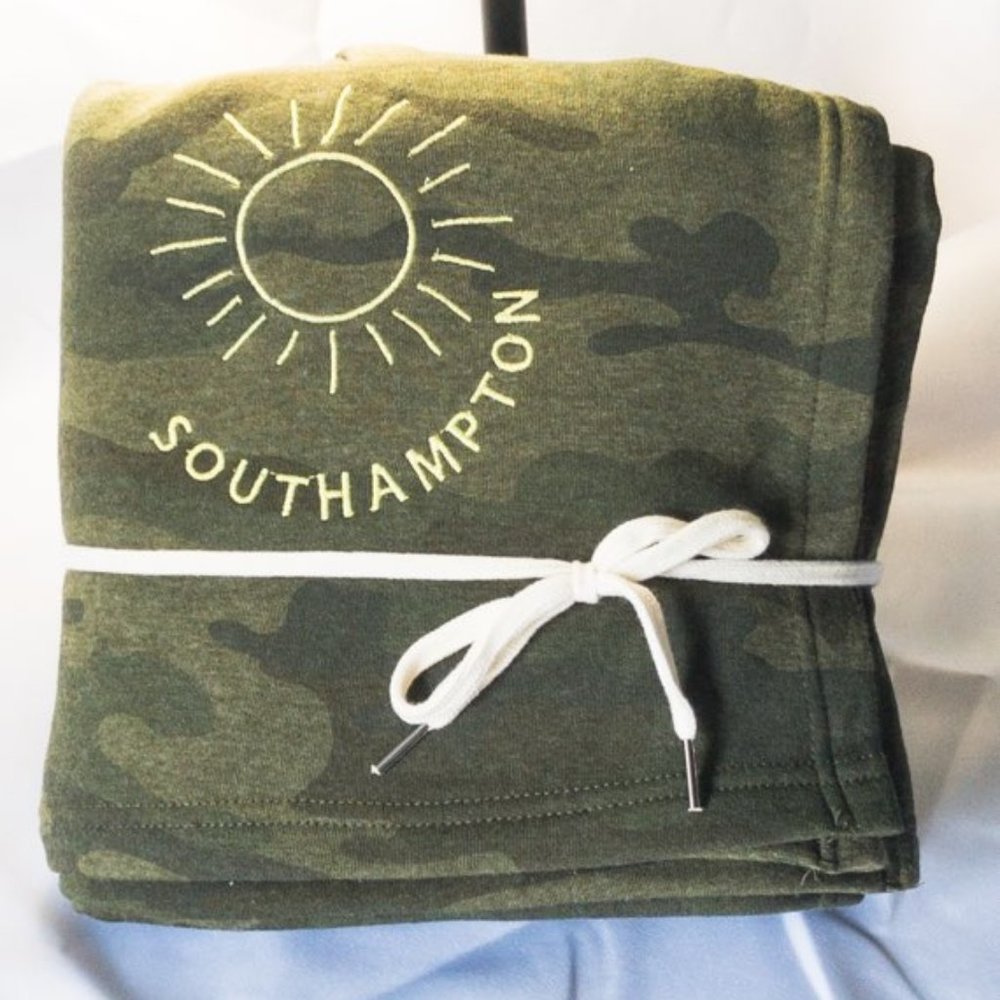 CAMO SOUTHAMPTON EMBROIDERED SWEATSHIRT BLANKET